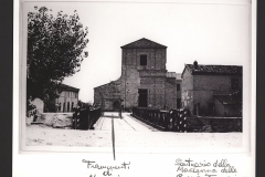 MARIO BELTRAMBINI, "Nell'oasi del vuoto".
ARCHIVIO DEL TERRITORIO. Laboratorio della memoria visiva. Percorsi di ricerca fotografica nel Rubicone / 1 (a cura di Luigi Erba), coordinatore: Mario Cresci - Savignano Immagini 1999.
Mostra fotografica collettiva 5/20 giugno 1999.
Didascalia sul retro della fotografia: 1^ foto sx, Fiumicino, Foto d'epoca