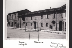 MARIO BELTRAMBINI, "Nell'oasi del vuoto".
ARCHIVIO DEL TERRITORIO. Laboratorio della memoria visiva. Percorsi di ricerca fotografica nel Rubicone / 1 (a cura di Luigi Erba), coordinatore: Mario Cresci - Savignano Immagini 1999.
Mostra fotografica collettiva 5/20 giugno 1999.
Didascalia sul retro della fotografia: 1^ foto sx, Savignano Istituto Merlara, Foto d'epoca