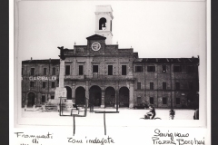 MARIO BELTRAMBINI, "Nell'oasi del vuoto".
ARCHIVIO DEL TERRITORIO. Laboratorio della memoria visiva. Percorsi di ricerca fotografica nel Rubicone / 1 (a cura di Luigi Erba), coordinatore: Mario Cresci - Savignano Immagini 1999.
Mostra fotografica collettiva 5/20 giugno 1999.
Didascalia sul retro della fotografia: 1^ foto sx, Savignano Piazza Borfhesi, Foto d'epoca